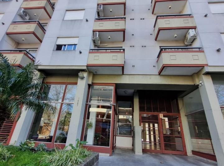 Departamento de 2 amb. con cochera cubierta en Moron Sur 1