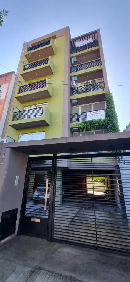 Departamento de 2 amb. con cochera cubierta en Moron Sur 1