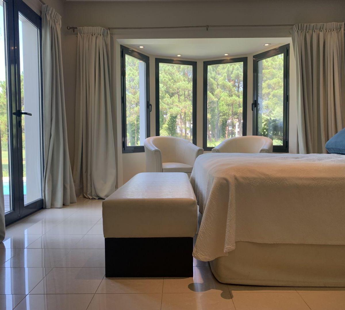 Venta de Casa 3 Dormitorios con Pileta en Pinamar Zona Golf
