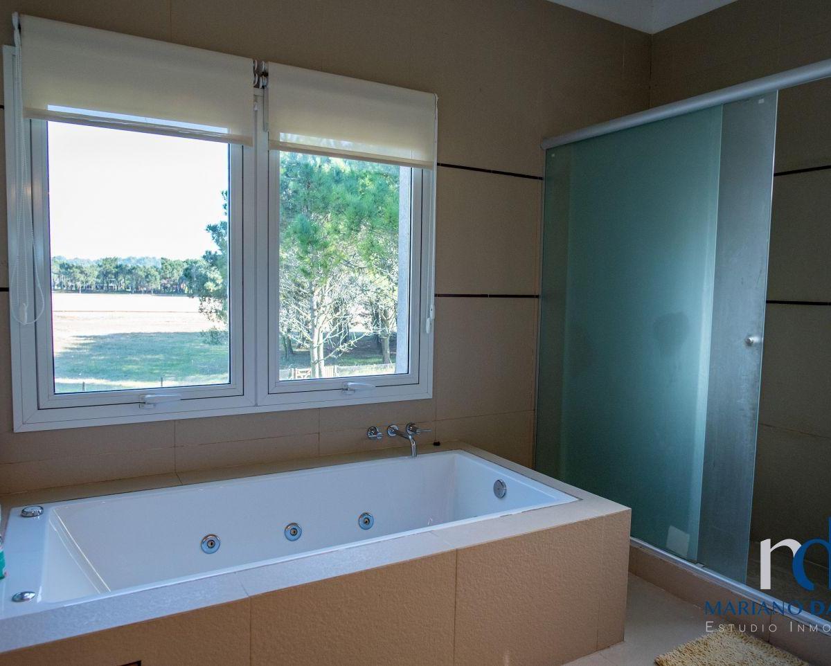 Foto de Casa en Venta 3 Dormitorios con Pileta en Pinamar La Herradura Barrio, imagen 3