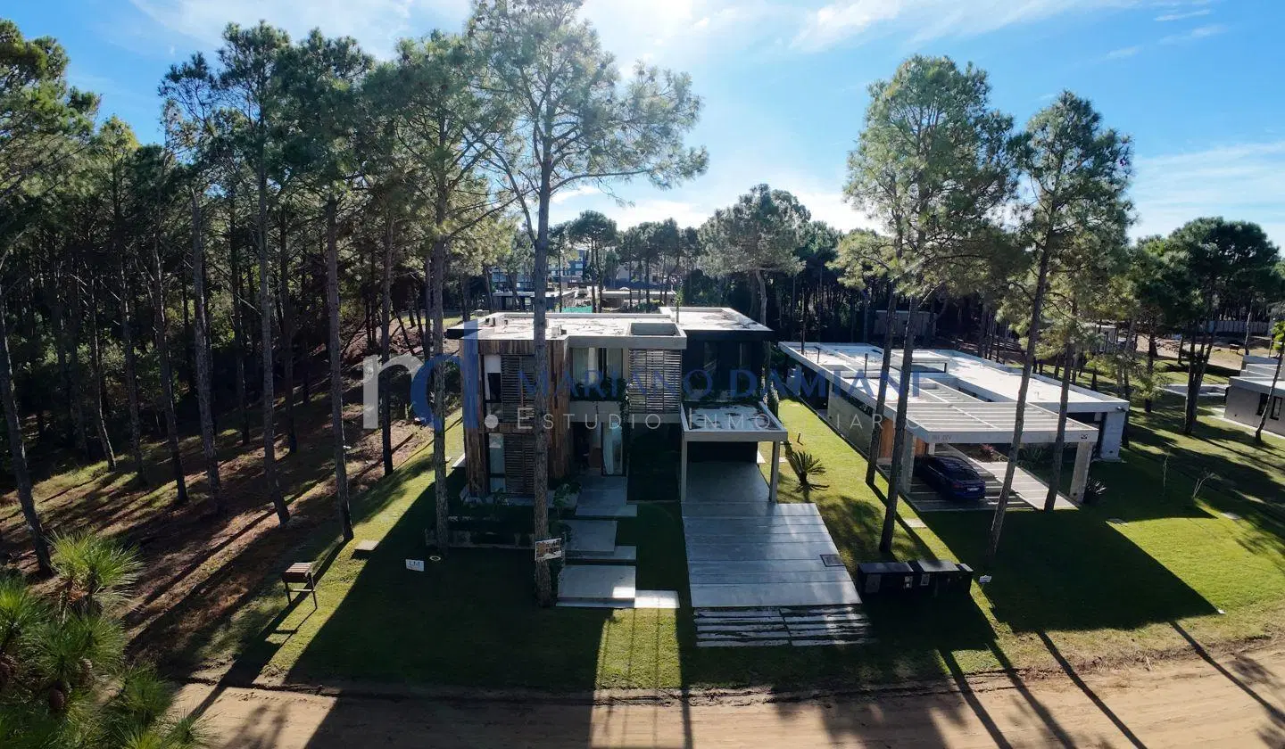 Casa 5 Dormitorios con PIleta en Venta en Pinamar Zona Norte 1