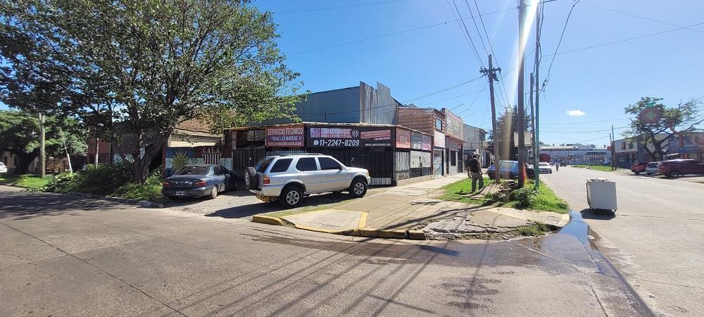 Excelente Esquina Comercial, Local, 2 Galpones y Monoambiente 1
