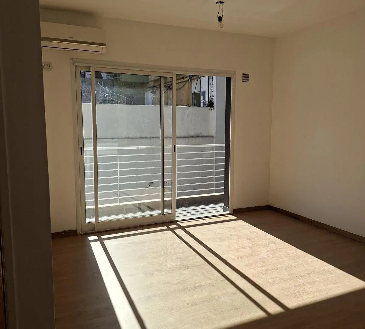 Departamento en Hipolito Irigoyen 4100 2 Cfte COCHERA Muy Lum 2