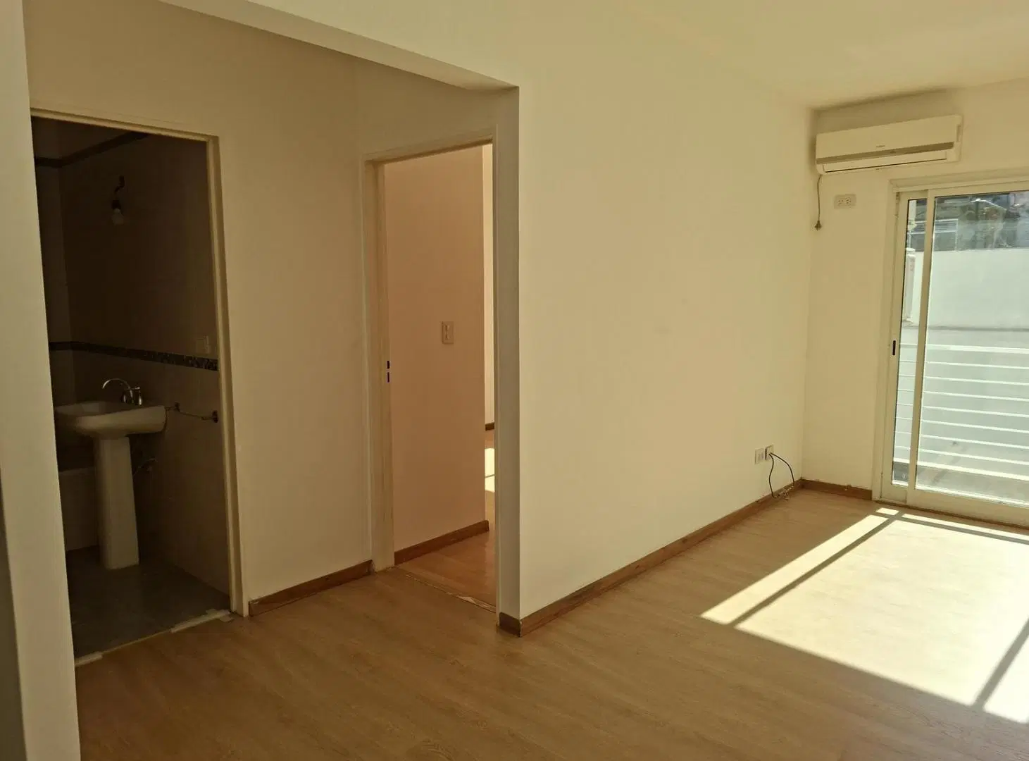 Departamento en Hipolito Irigoyen 4100 2 Cfte COCHERA Muy Lum 3