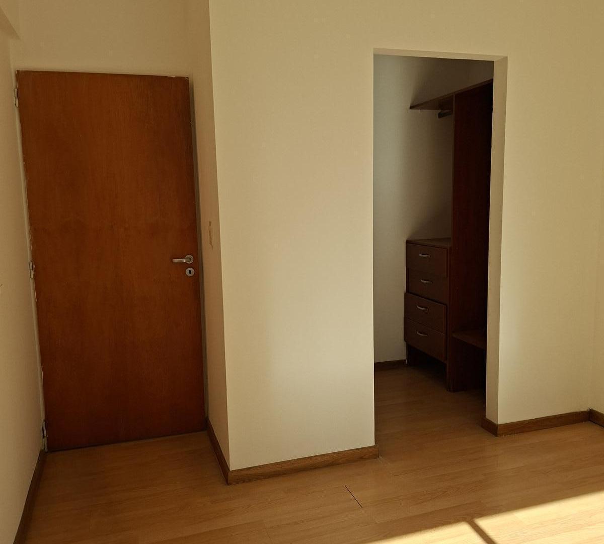 Foto de Departamento en Hipolito Irigoyen 4100 2 Cfte COCHERA Muy Lum, imagen 2