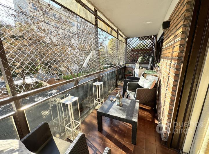 Venta departameto de 4 ambientes con gran balcón, dependencia y cochera en Belgrano R - Apto Crédito 4