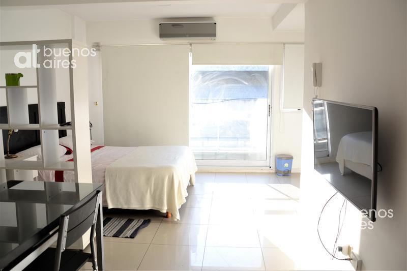Almagro. Moderno Loft con balcón. Alquiler temporario sin garantías.