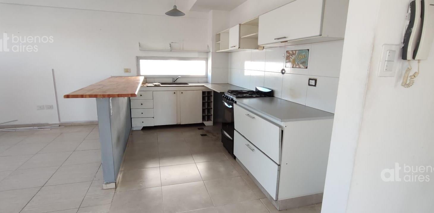 Departamento de 4 ambientes con balcón en alquiler - Avellaneda