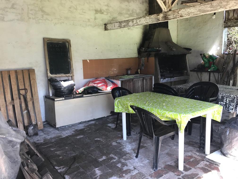 Casa de tres ambientes con frondoso parque en garin