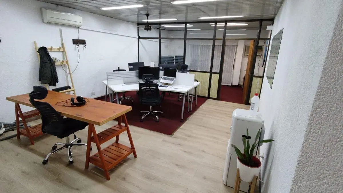Alquiler excelente oficina al frente con baño y kitchenette en Olivos 1