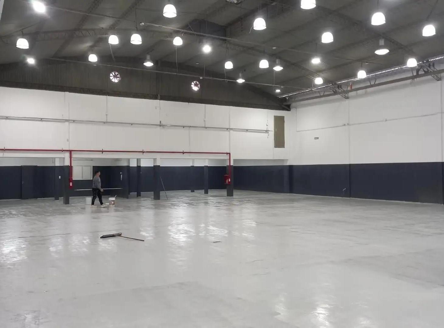 Foto de Alquiler de Excelente Galpón / Local Comercial con planta libre en, imagen 2