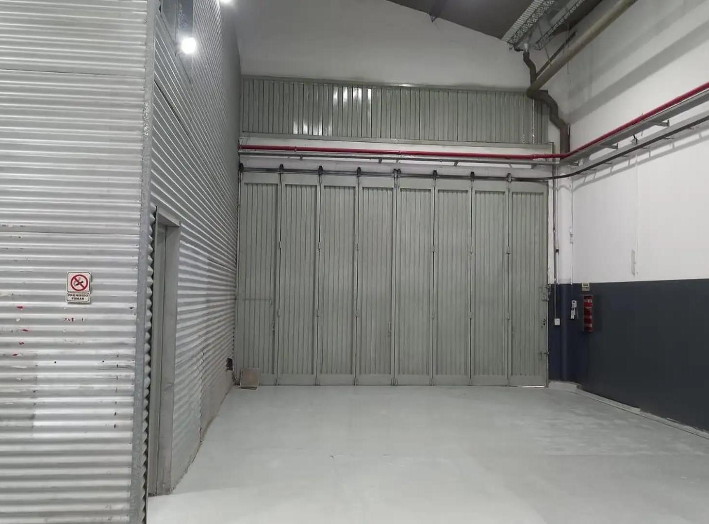 Foto de Alquiler de Excelente Galpón / Local Comercial con planta libre en, imagen 4