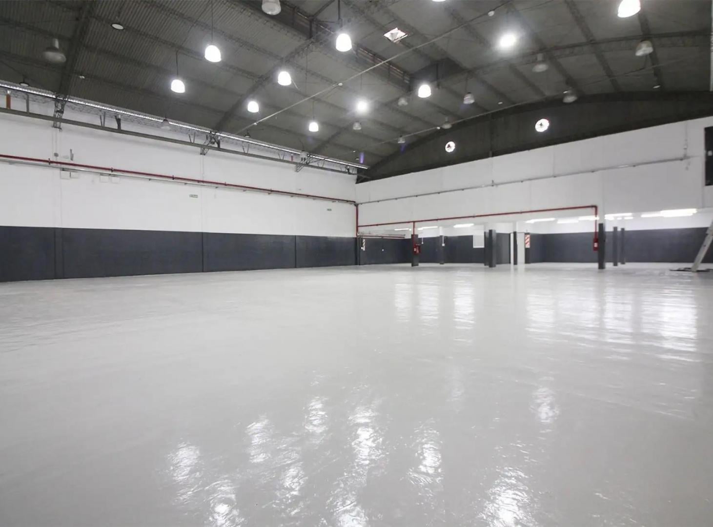 Foto de Alquiler de Excelente Galpón / Local Comercial con planta libre en, imagen 1