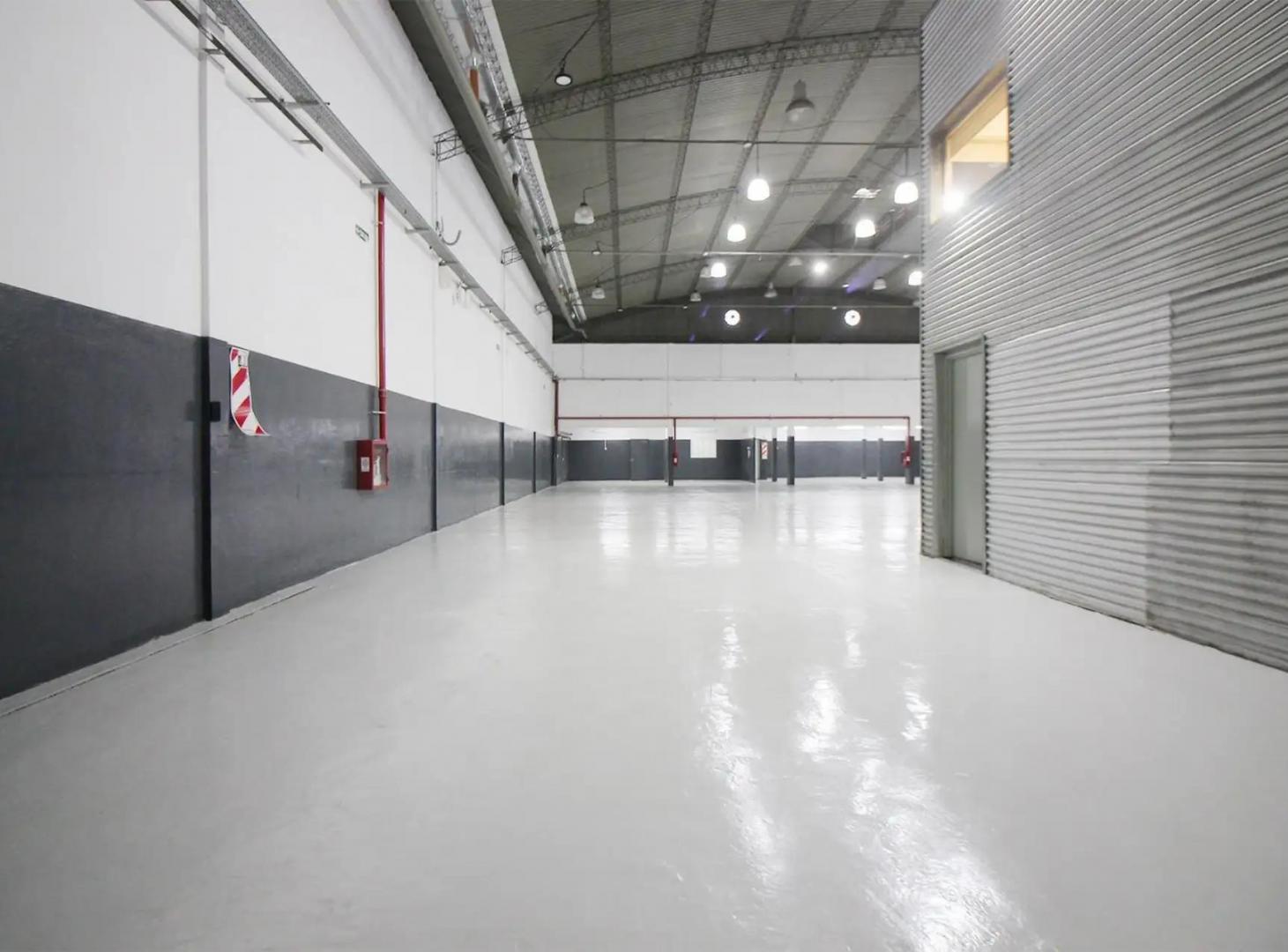 Foto de Alquiler de Excelente Galpón / Local Comercial con planta libre en, imagen 3