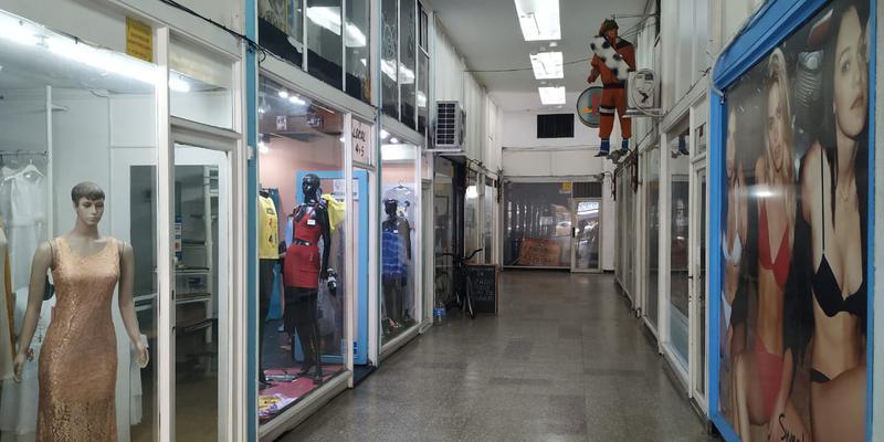 Foto de VENTA LOCAL DOBLE 35 M2 GALERIA BOULEVARD VALENTIN ALSINA LANUS, imagen 2