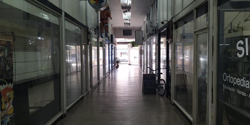 Foto de VENTA LOCAL DOBLE 35 M2 GALERIA BOULEVARD VALENTIN ALSINA LANUS, imagen 4