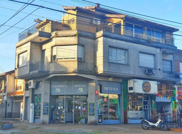VENTA LOCAL CON CASA QUILMES 5