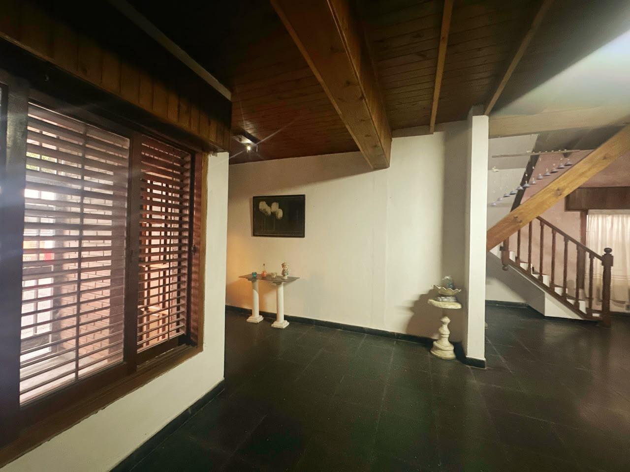 Foto de VENTA CASA 4 AMBIENTES LANUS OESTE GARAGE PATIO JARDIN PISCINA, imagen 2