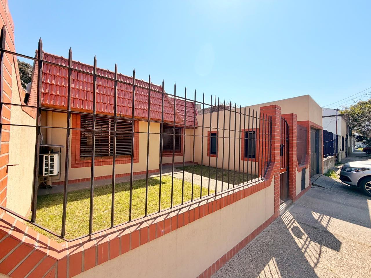 Foto de CASA EN VENTA CON JARDIN GARAGE CUBIERTO PARRILLA, imagen 1