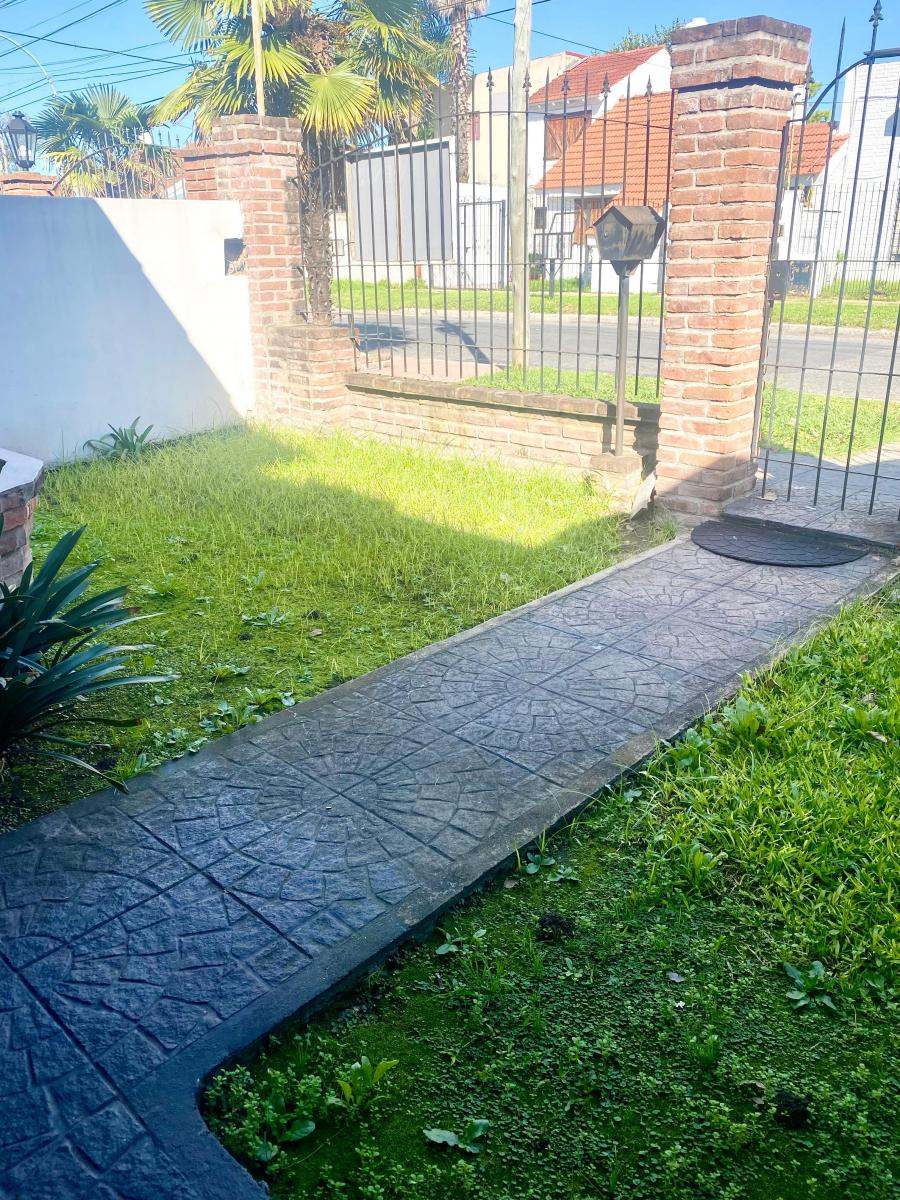 Excelente Casa sobre lote propio en Castelar! Cochera pasante!