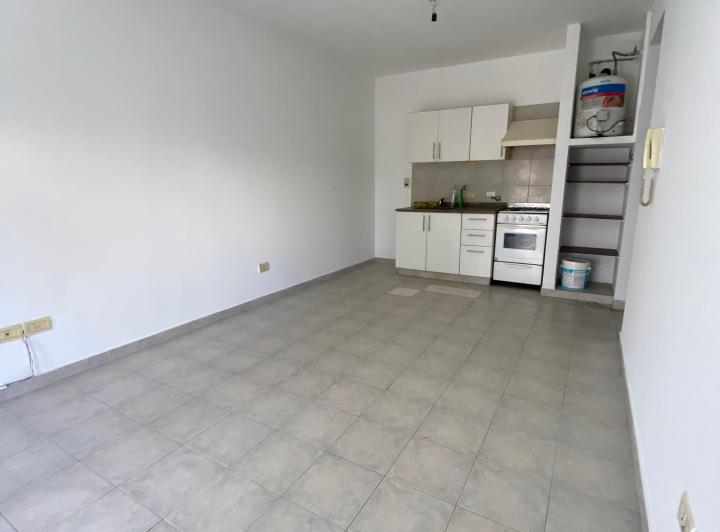 Monoambiente con balcon, baño completo cocina y espacio lavarropas 3