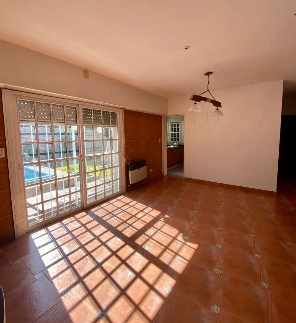 Casa sobre Lote propio de 10 x 20 Jardín y pileta 5