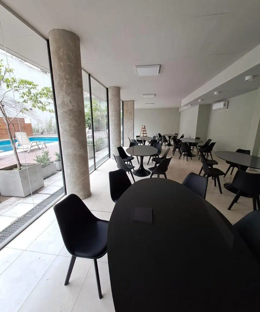 Excelente mono, amplio, con balcon, cochera opcional. Amenities. Zona UP 5