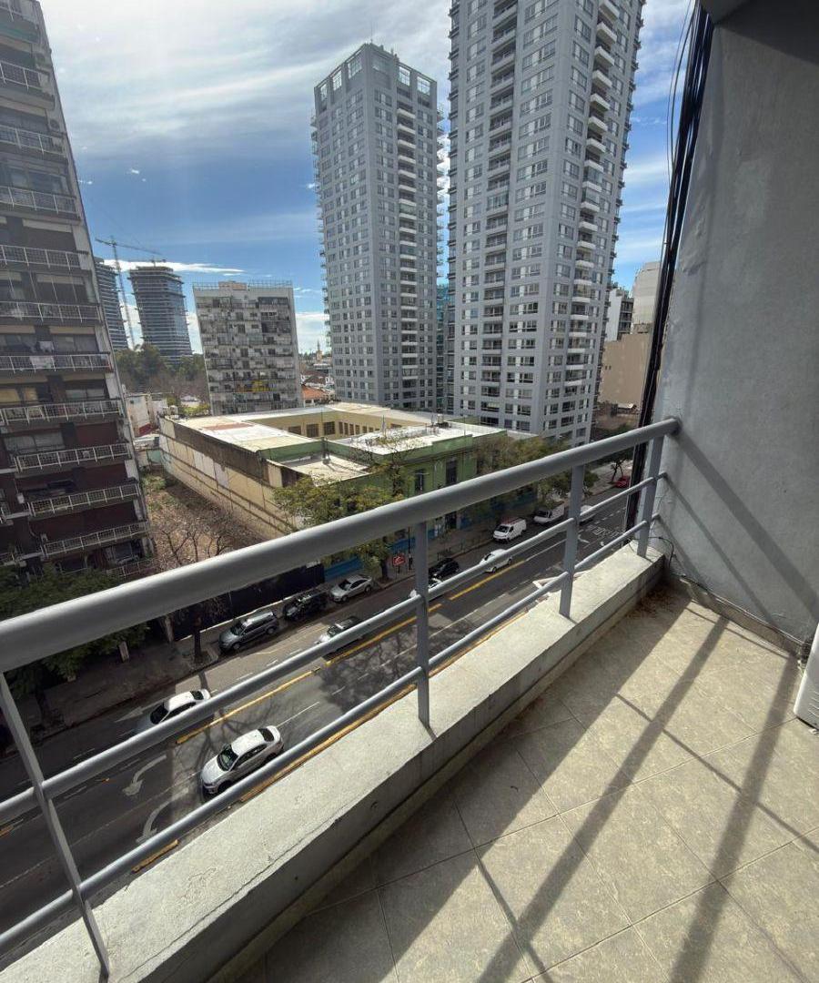 Foto de AMPLIO, DIVISIBLE, FRENTE CON VISTA ABIERTA. BALCON. APTO PROF.PALERMO, imagen 2