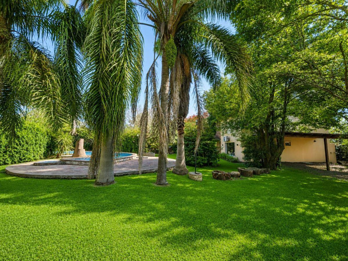 Casa quinta sobre lote de 30x60 - Los Robles del Monarca - U$220.000.-