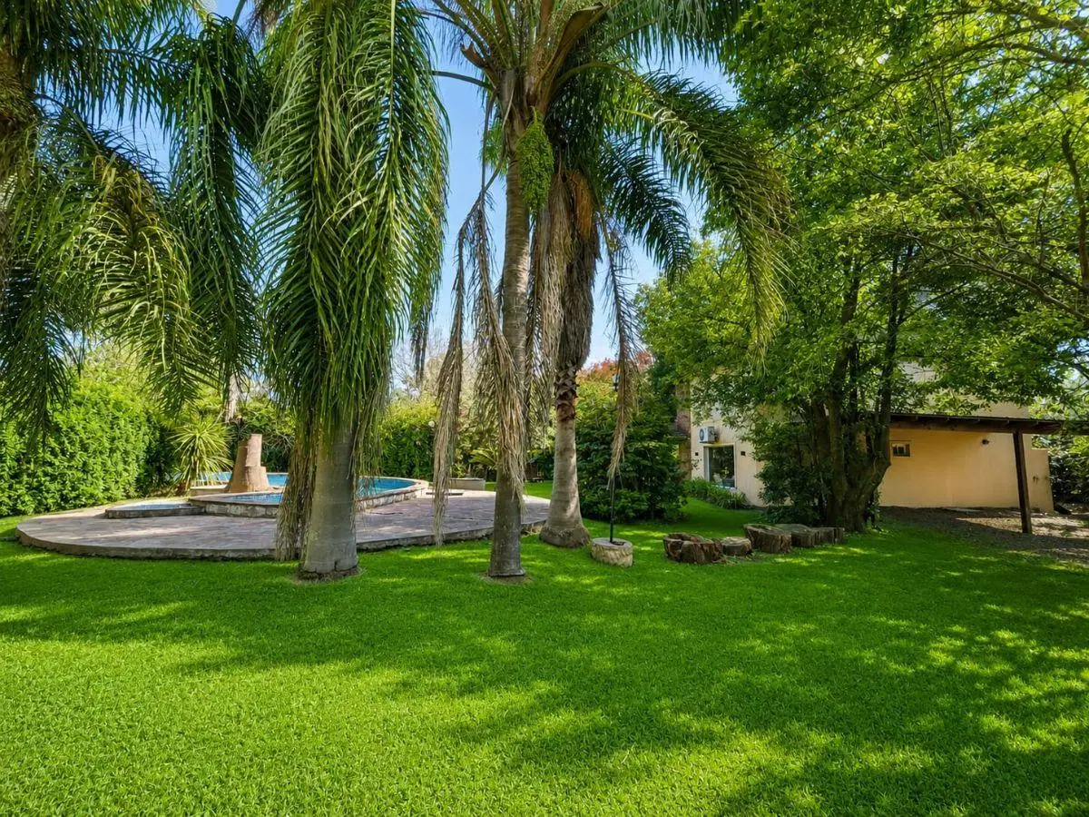 Casa quinta sobre lote de 30x60 - Los Robles del Monarca - U$220.000.- 1