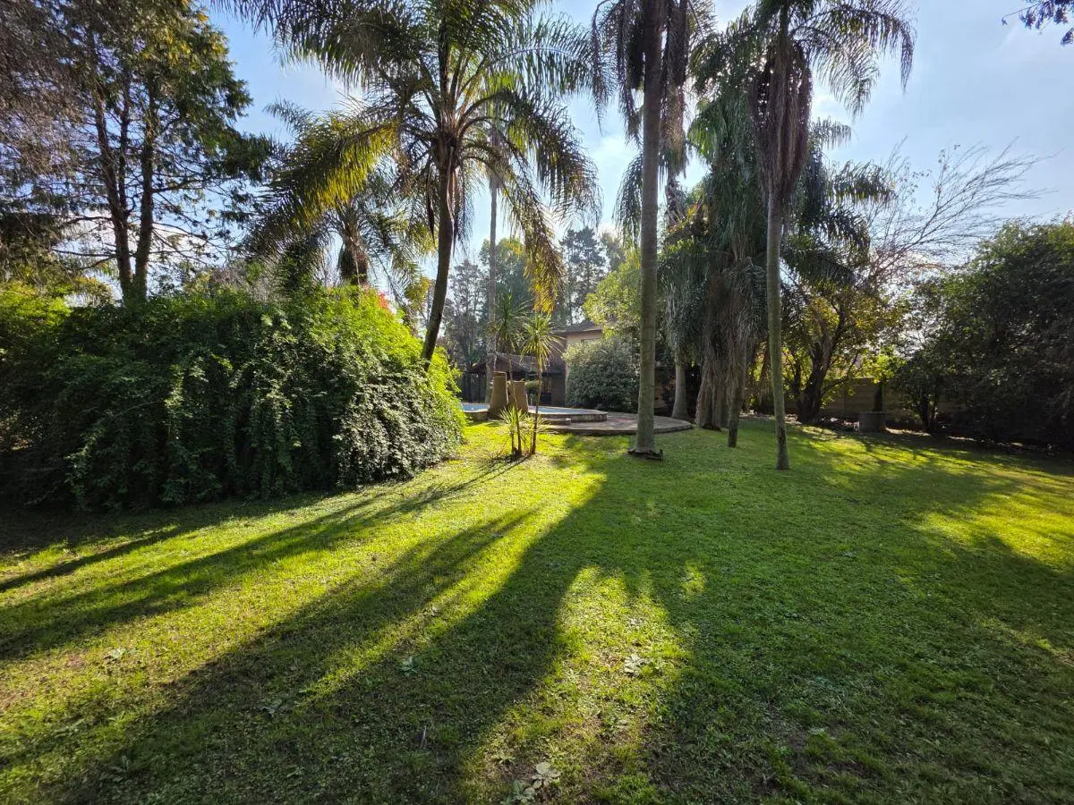 Casa quinta sobre lote de 30x60 - Los Robles del Monarca - U$220.000.- 2