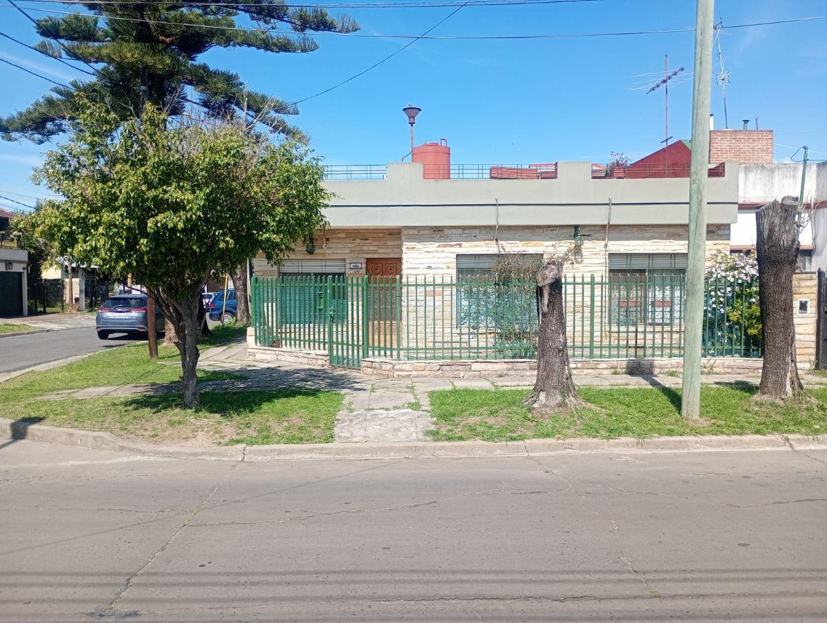 Foto de Casa de 4 dorm c/cochera, jardín y terraza en Villa Tesei/Hurlingham, imagen 1