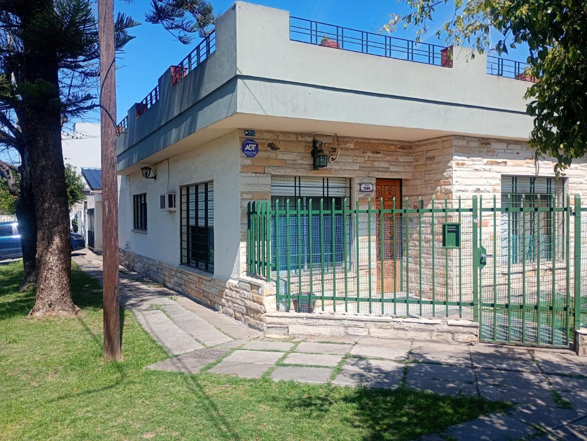 Foto de Casa de 4 dorm c/cochera, jardín y terraza en Villa Tesei/Hurlingham, imagen 2