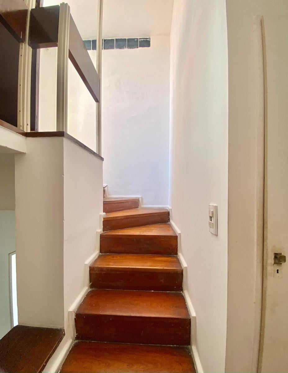Foto de MUY BUEN DÚPLEX DE 2 AMBIENTES A REFORMAR EN INMEJORABLE UBICACIÓN., imagen 2