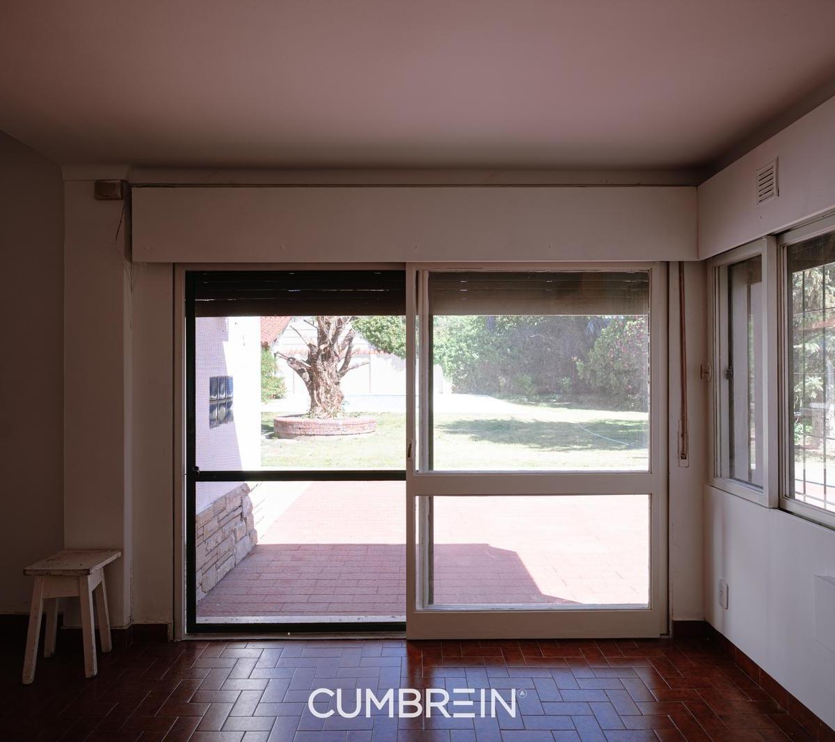 Casa con Amplio Terreno y Piscina en Calle Blas Parera 5