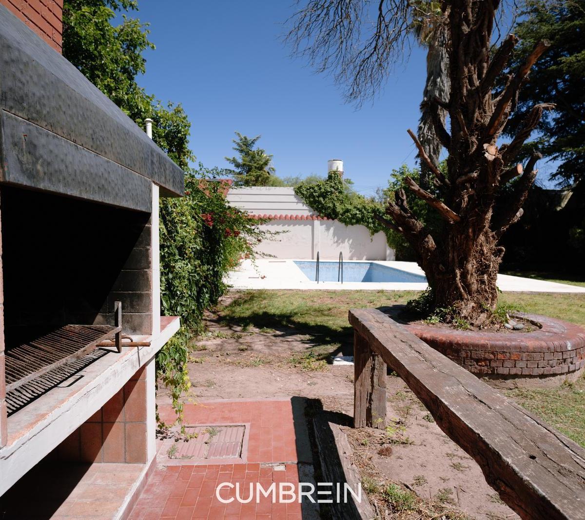 Casa con Amplio Terreno y Piscina en Calle Blas Parera 3