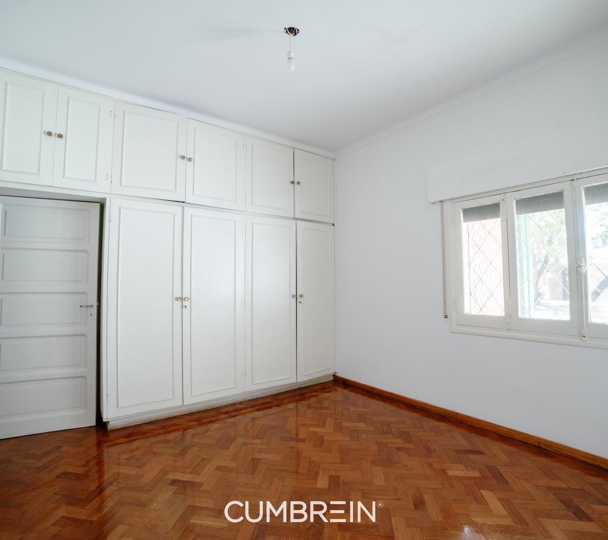 Casa con Amplio Terreno y Piscina en Calle Blas Parera 2