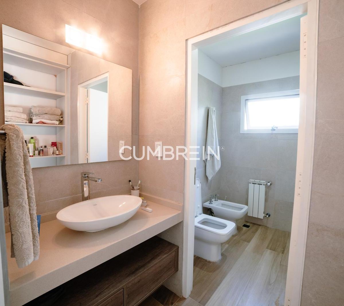 Moderna Casa en Venta en La Campiña Barrio Privado 3