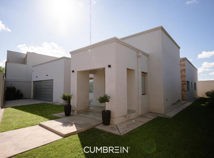Hermosa casa con piscina y quincho en Pje. San Andrés 2