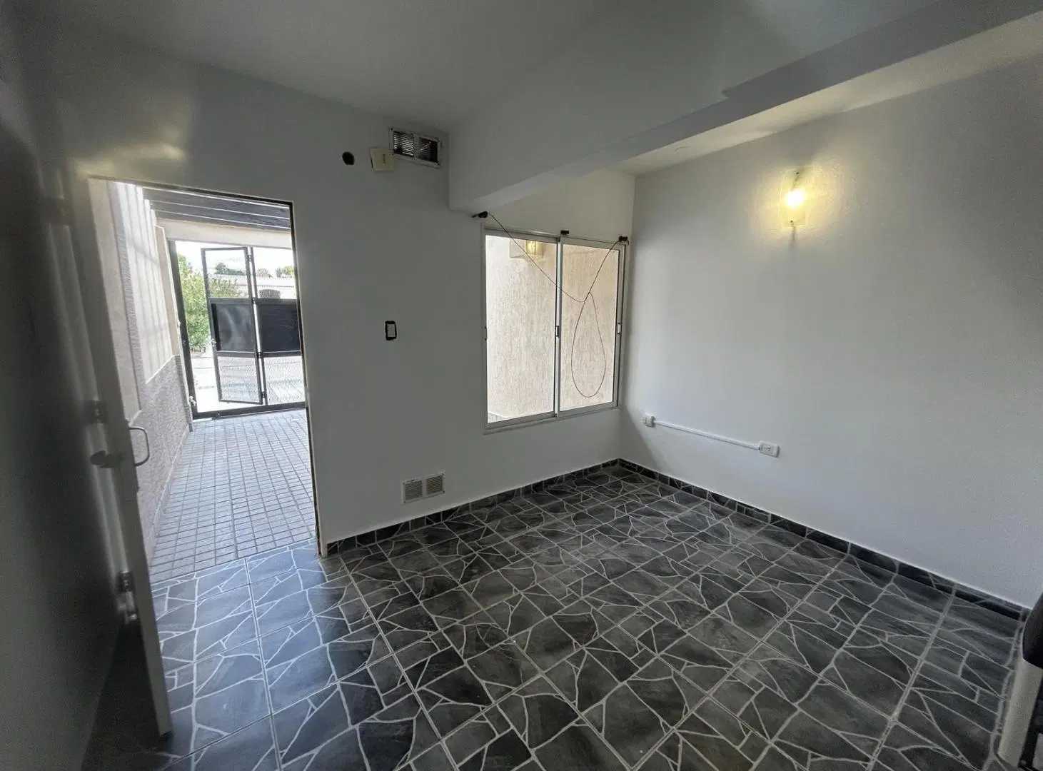 Departamento planta baja en alquiler a mts. de Av. Espejo y Av. H. Yrigoyen 2