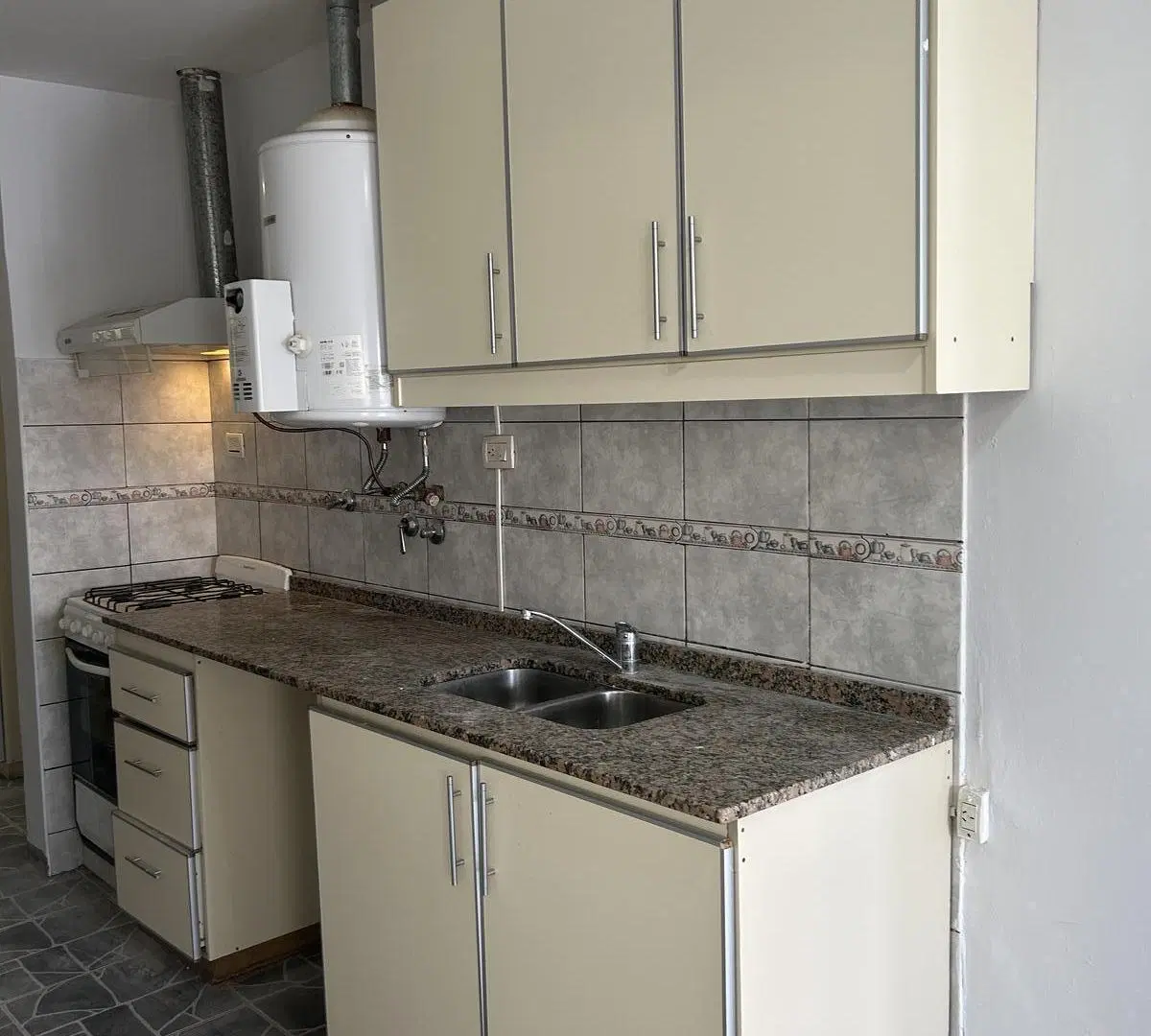 Departamento planta baja en alquiler a mts. de Av. Espejo y Av. H. Yrigoyen 4
