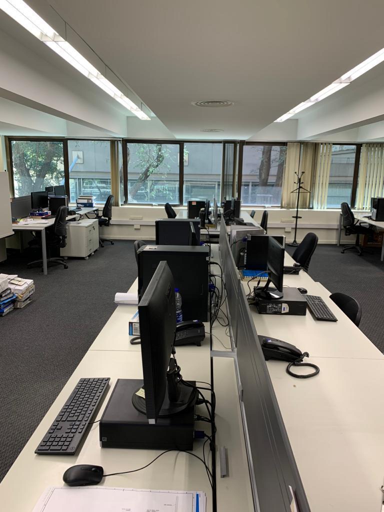 Oficina en alquiler en Retiro Recepción 2 despachos 1 sala de reuniones 3 baños 2 cochera.