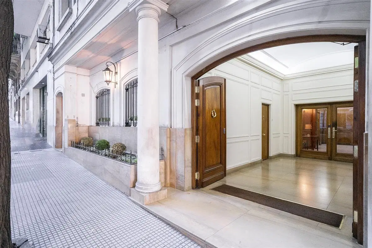 Piso en venta en Recoleta. Amplia recepción 3 dormitorios (1 suite) Toilette 2 baños 2 cocheras 1