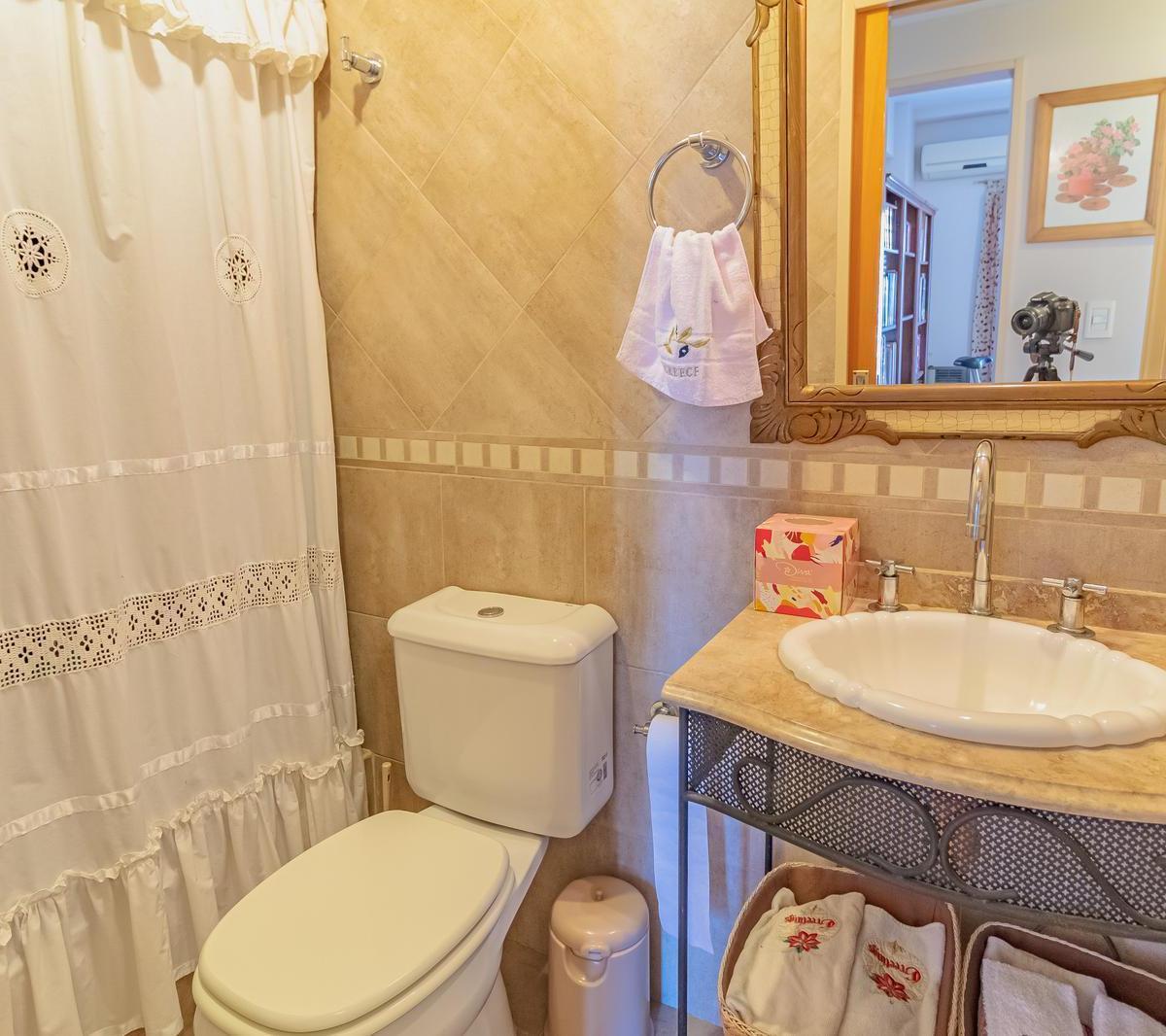 Venta Departamento Semipiso de 3 Ambientes con 1 Cochera en Morón 4