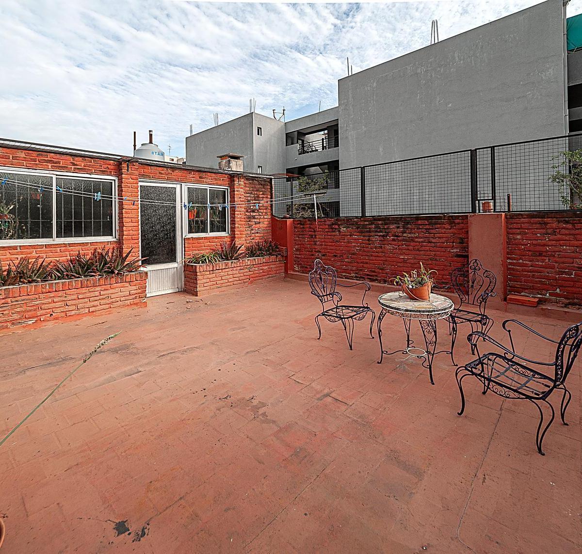 Venta de Casa en Parque Patricios 7 Ambientes, 2 Cocheras, Quincho, Terraza. 2