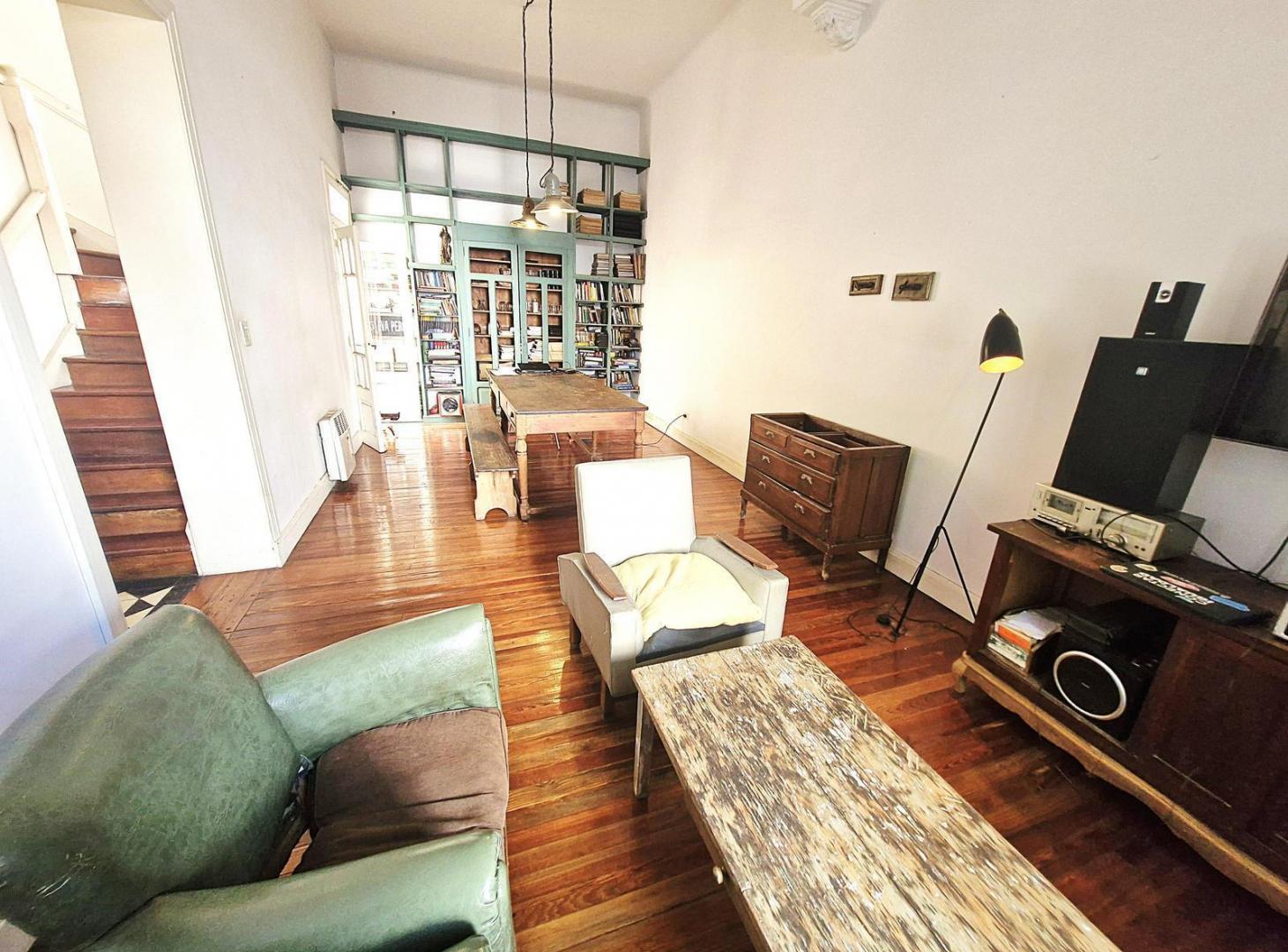Venta Casa 4 ambientes en Liniers con patio y terraza