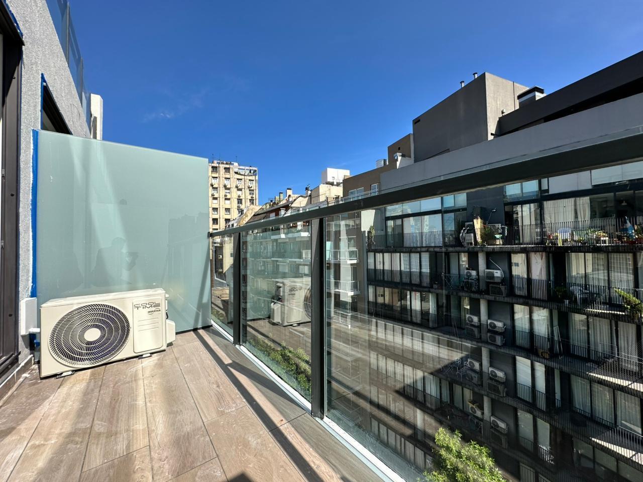 Venta departamento monoambiente con balcón aterrazado en Palermo. Piso alto.