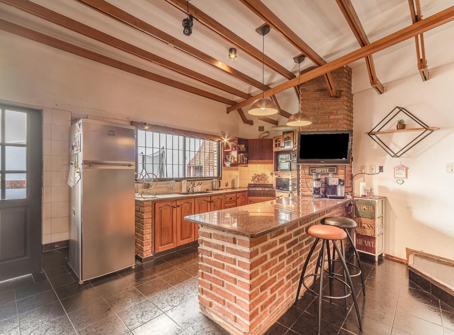 Foto de Venta Chalet en Belgrano R | Lote Propio, Jardín y Cochera Doble, imagen 3