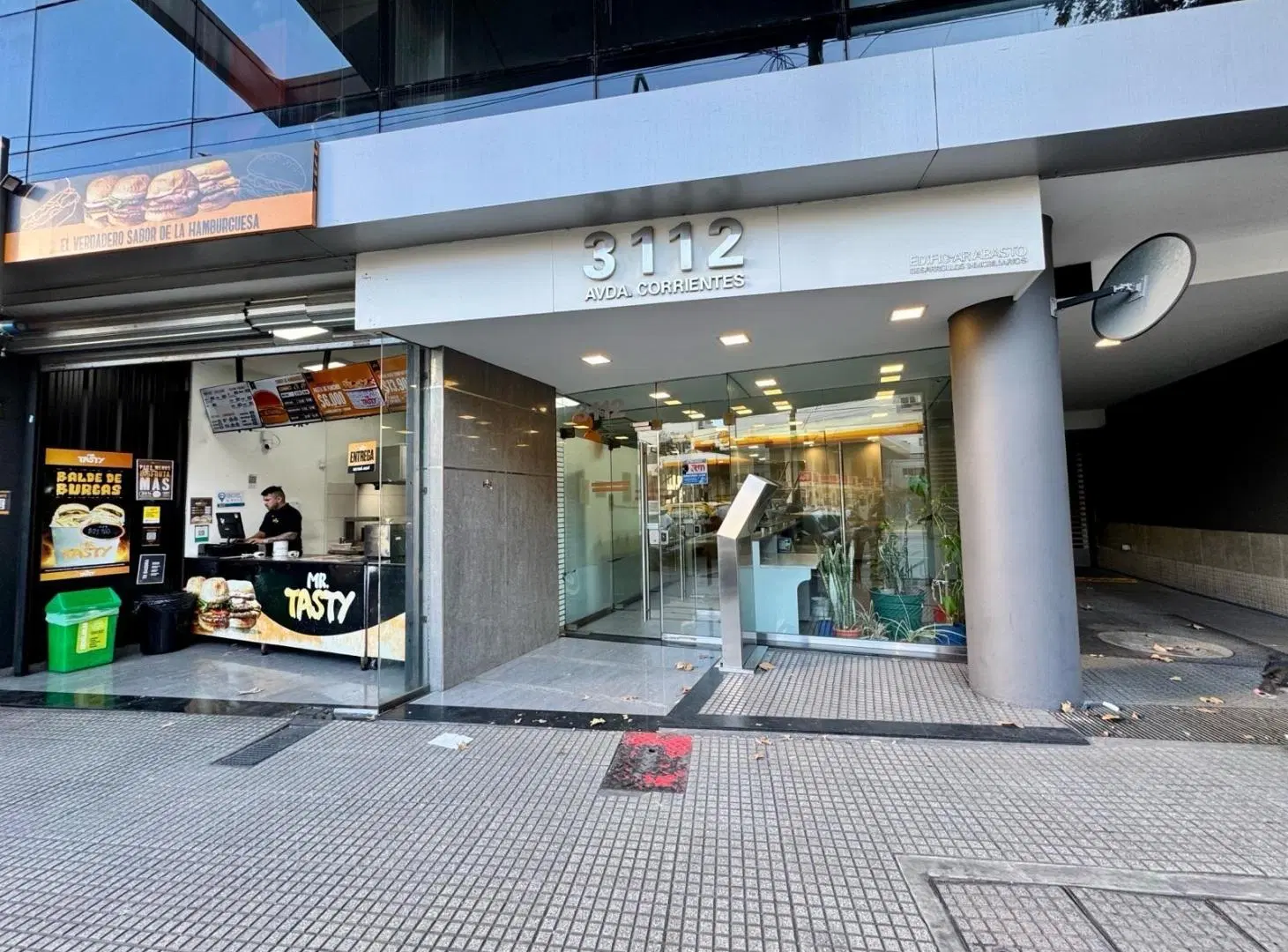 Se alquila bello ambiente con balcón, sobre Av. Corrientes 2