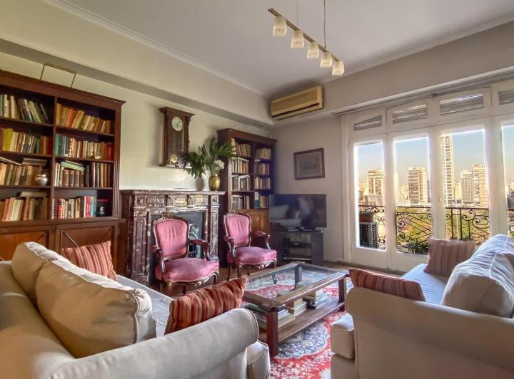 Amplio piso en venta en edificio en esquina con vista abierta – Recoleta 2